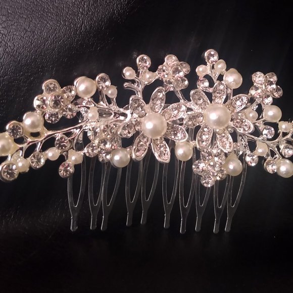 White Crystal And Pearls Bridal Hair Comb-Bridal Crystal Hair Accessory - Picture 7 of 13